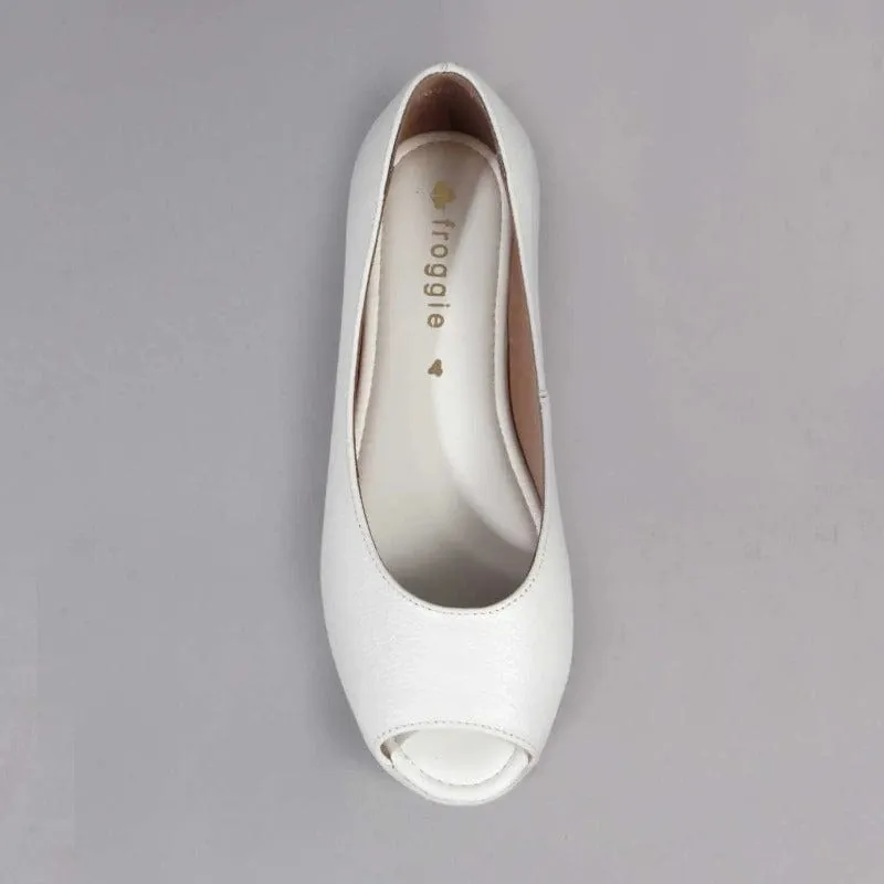 Peep Toe pump in White - 12638