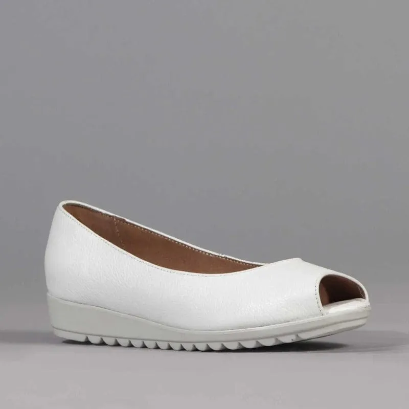 Peep Toe pump in White - 12638